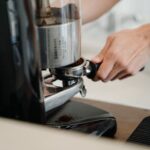 Stijlvolle latte macchiato machine op aanrecht